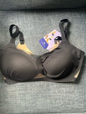 NWT Honeylove Black Seamless Crossover Bra. 1X.  Small flaw see description